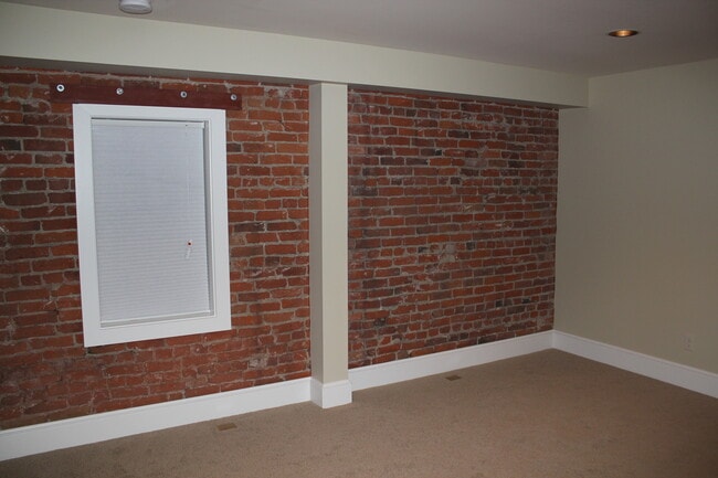 Building Photo - Gorgeous 2 Bedroom Apartment Downtown