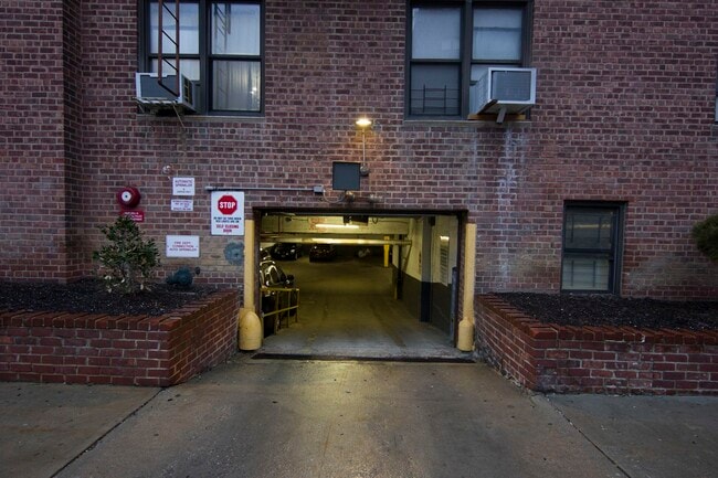 Building Photo - 102-45 62nd Rd