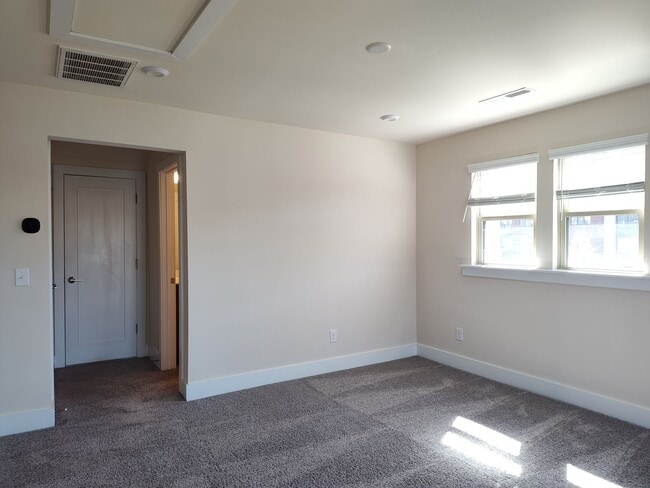 Building Photo - Modern End-Unit Townhome located in the Ce...