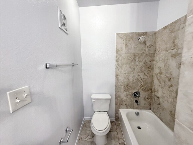 Building Photo - 512 E Hazelwood St