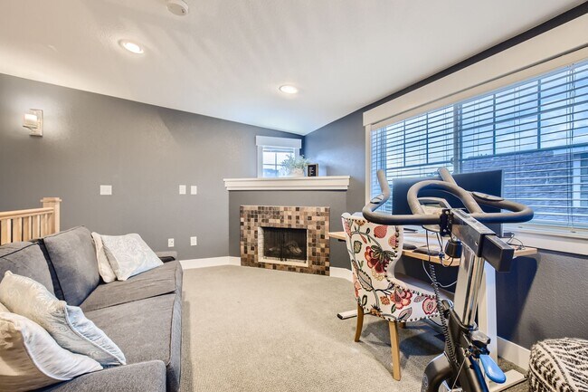 Building Photo - Long Realty & Property Management - Wonderfully Located Townhome in Great Neighborhood
