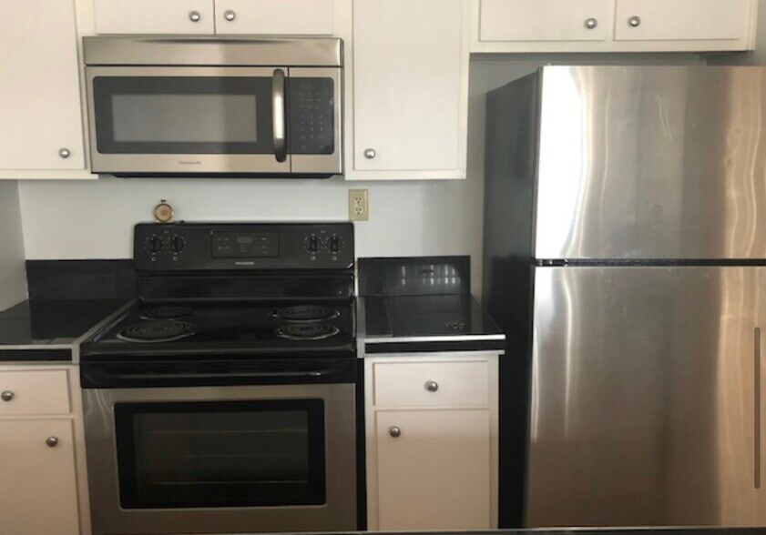 Building Photo - 4732 Belleview Ave