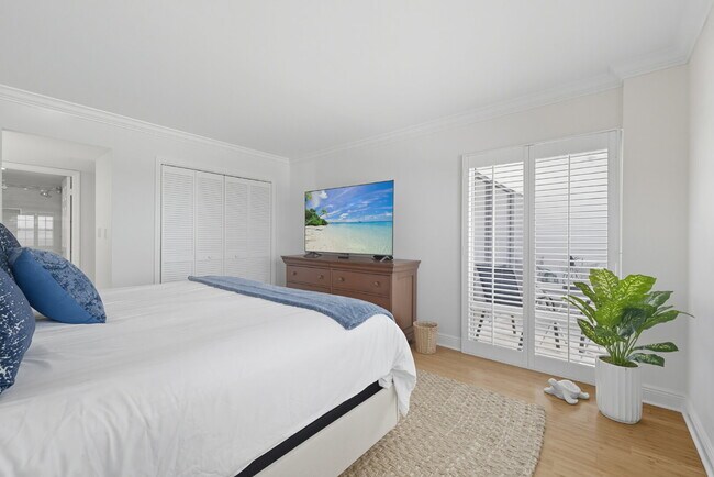 Building Photo - Naples Continental - Condo on the beach!!