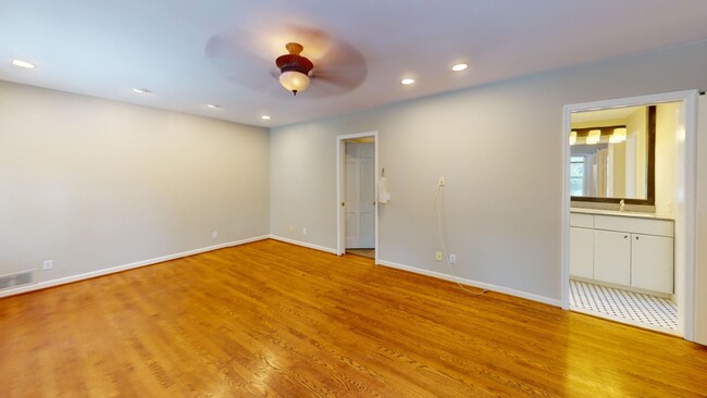 Building Photo - Bethesda/Friendship Heights Four Bedroom I...