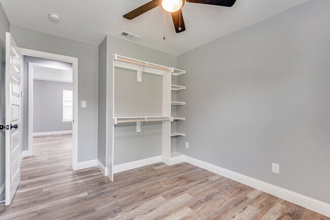 Building Photo - 9214 Metz Ave