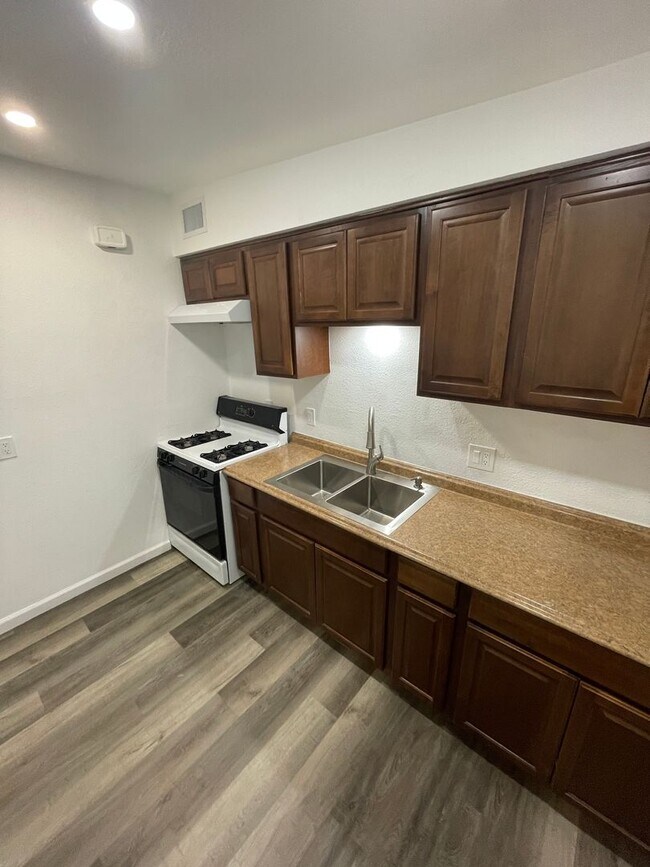 Building Photo - COMING SOON! 2 Bedroom, 1 Bath Apartment i...