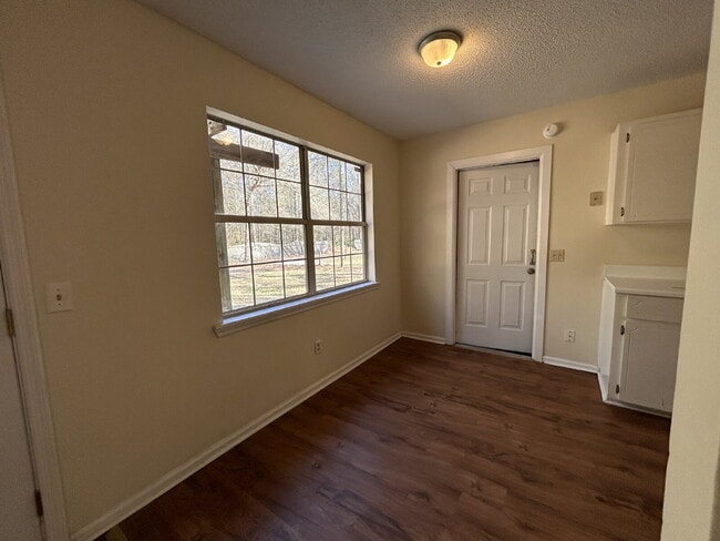 Building Photo - Home For Rent
