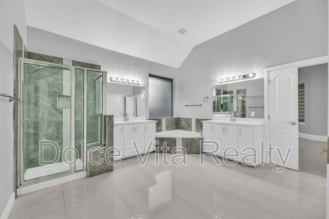 Building Photo - 10613 N 24th St