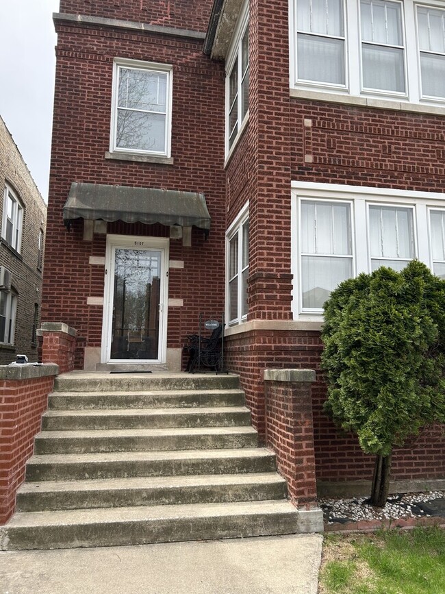 Primary Photo - 5107 W Cullom Ave