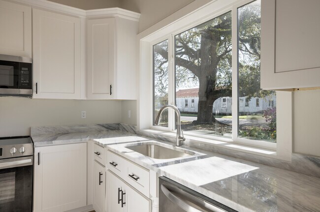 Building Photo - 306 W Taft St