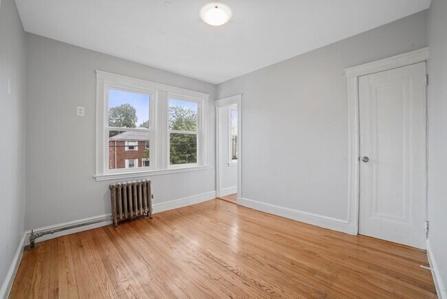 Building Photo - 127 Russell St