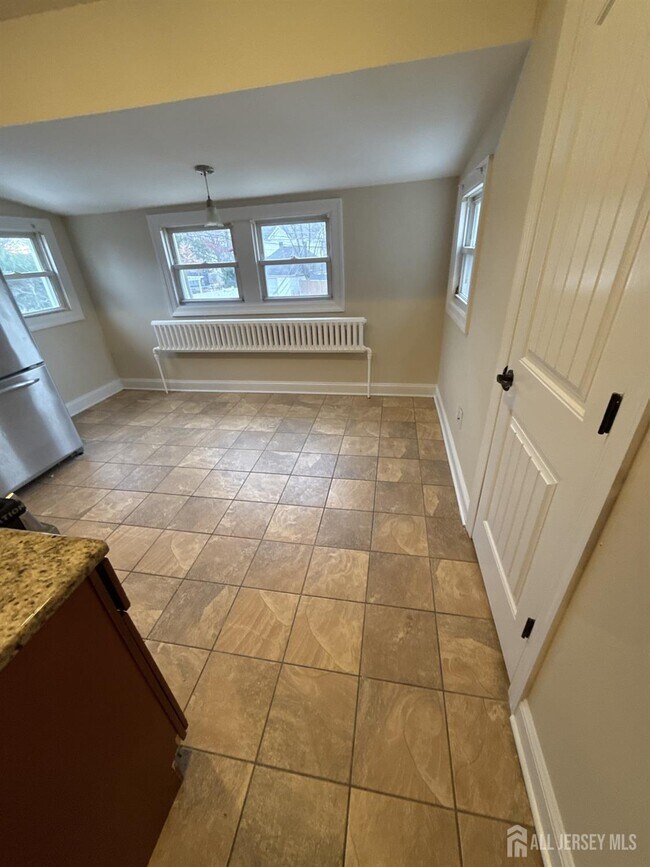 Building Photo - 472 Cliff Rd