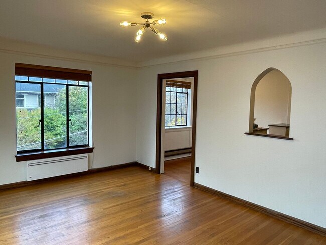 Building Photo - Vintage Eastlake Condo