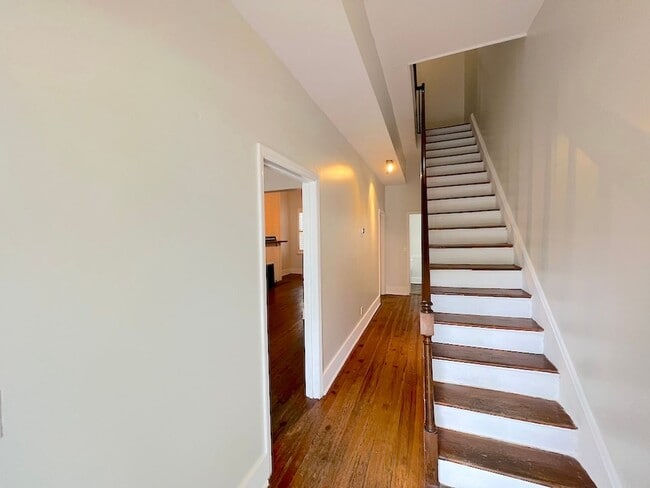 Building Photo - 2 BED | 2.5 BATH | DOWNTOWN LIVING | PRIVA...