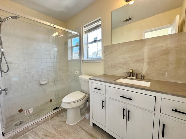 Building Photo - 15503 Town Green Dr