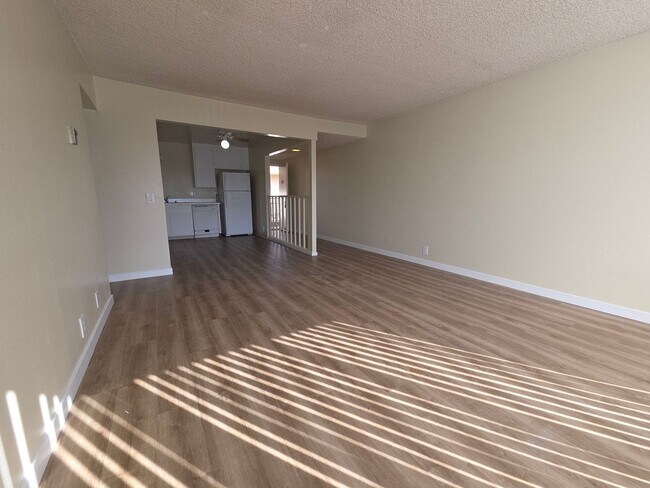 Building Photo - Mid Town Ventura 2 Bedroom 2 Bath Upstairs Corner Unit Apartment