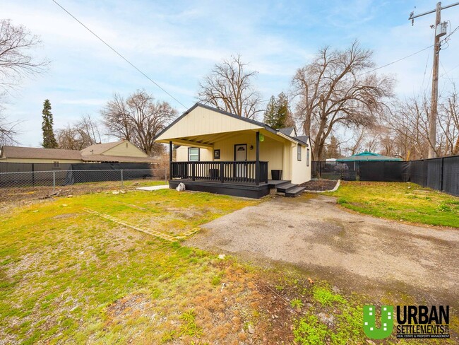 Building Photo - Hard-to-Find 2 Bed Home with HUGE Fenced Yard