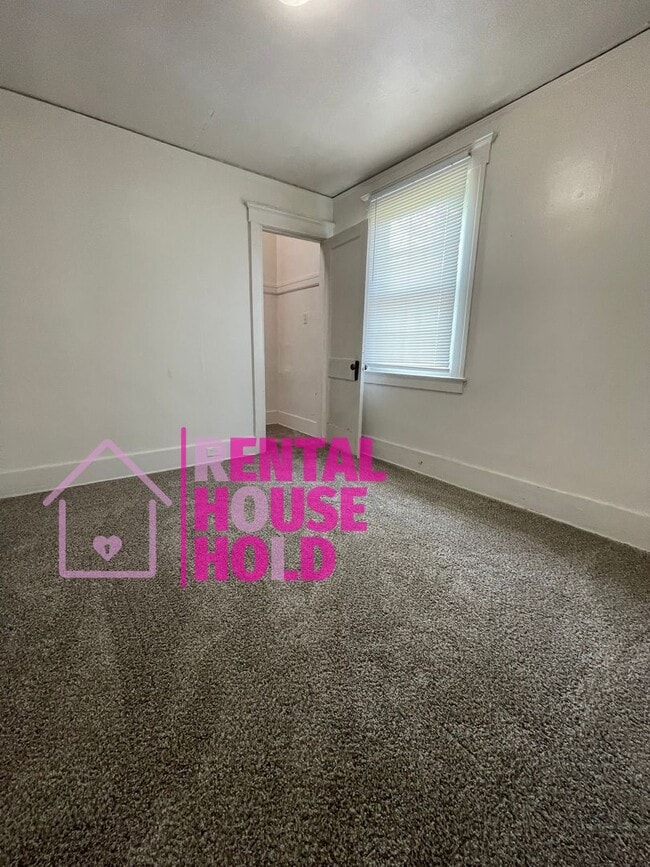 Building Photo - ~ 3 BEDROOM 1 BATH FREE PRE-SCREEN