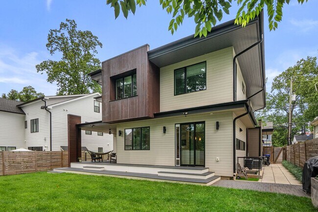 Building Photo - 5 Bed 4.5 Bath - Bethesda Contemporary Home