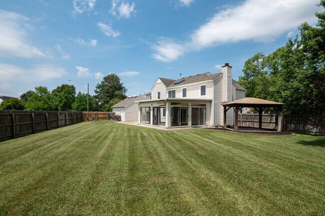 Building Photo - 5 Bedroom, 2.5 Bath Home for Rent in Salem Woods