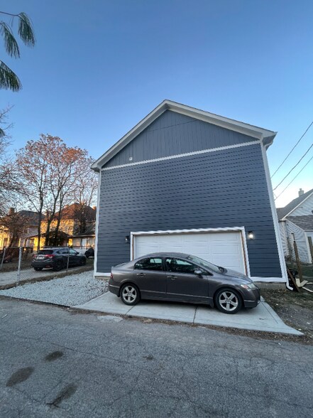 Building Photo - 2253 N Kenwood Ave