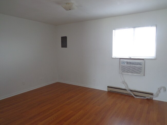 Building Photo - 712 Cedar Dr