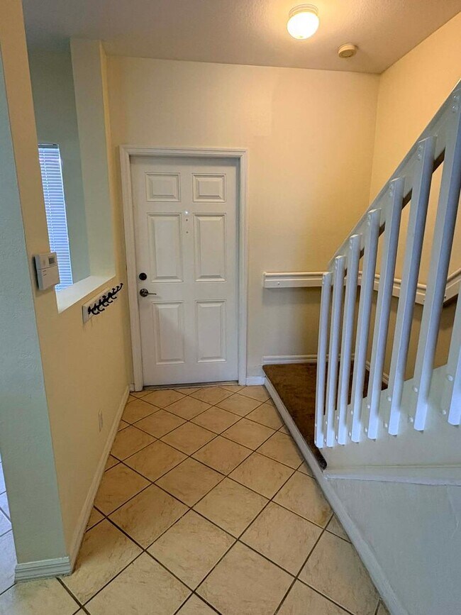 Building Photo - 2/2.5 Townhome in Fort Myers for Rent