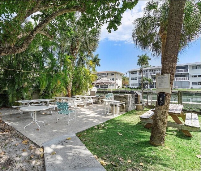 Building Photo - 1707 E Hallandale Beach Blvd