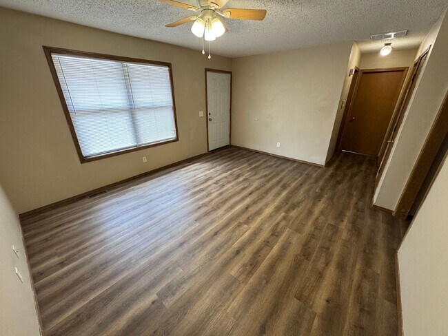 Building Photo - Recently updated 2 bed 1 bath Duplex with garage available now!