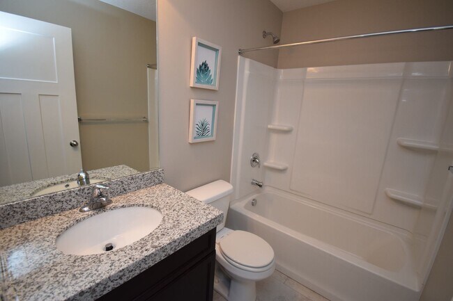 Building Photo - Gorgeous 3 Bedroom Townhome in Sandy!
