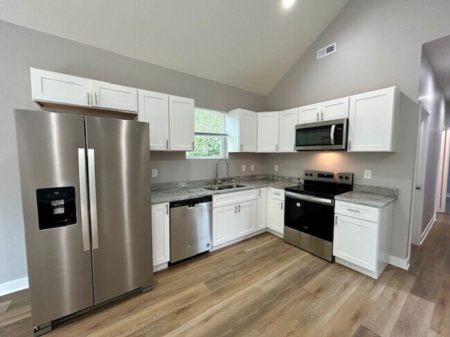 Building Photo - Charming 3-Bedroom 2 Bathroom Duplex in th...