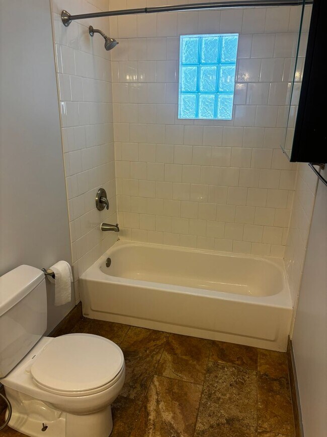 Building Photo - 1007 Lake Ave