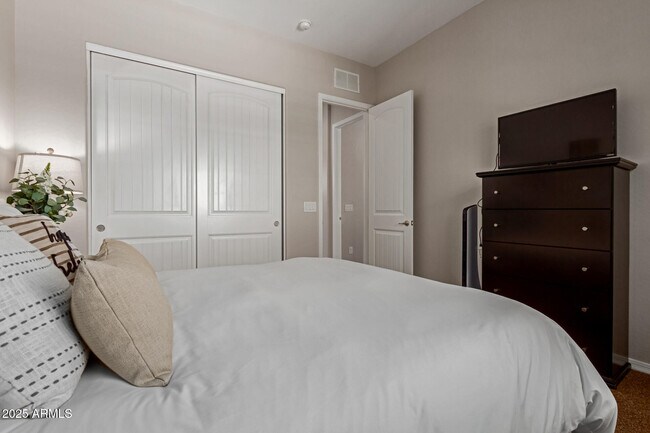 Building Photo - 1367 S Country Club Dr