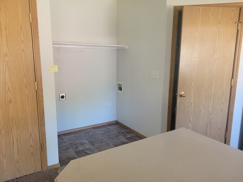 Laundry area with washer and dryer hookups - 1415 E Maple St