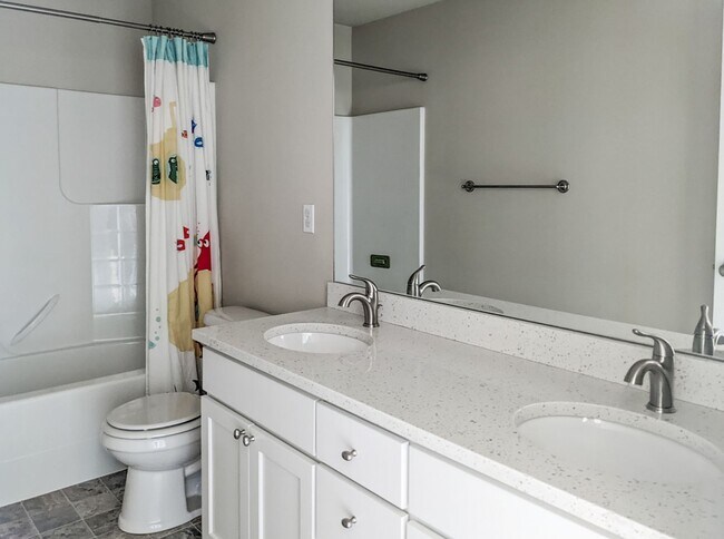 Building Photo - Beautifully Crafted 5bd/3bth home W/ Fence...