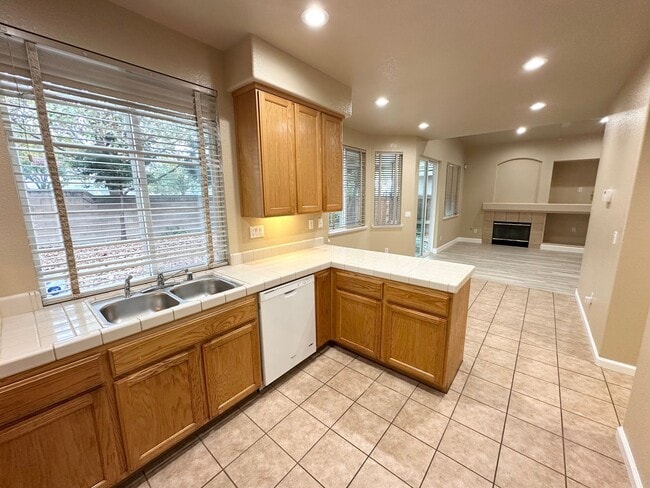 Building Photo - Beautiful Natomas Park Home – 5 Bed / 3 Bath, new interior paint, 2 story!