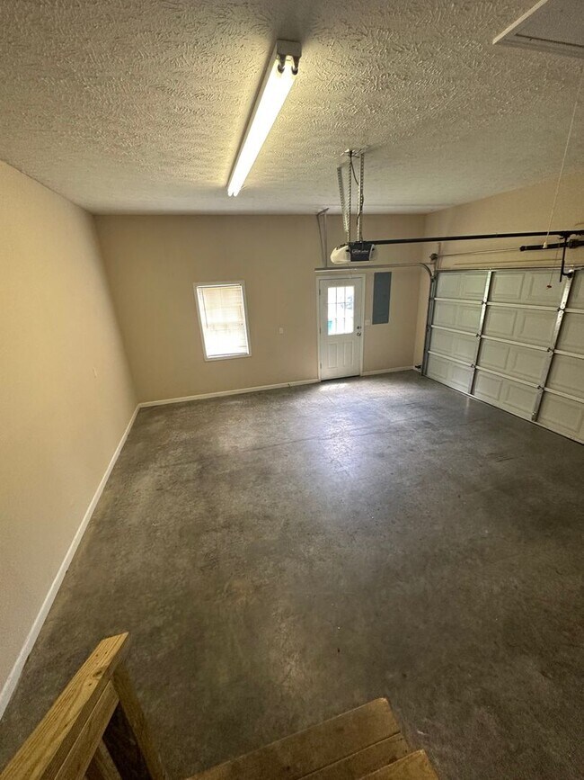 Building Photo - 3 Bedroom, 2 Bath Home Located in Manchester