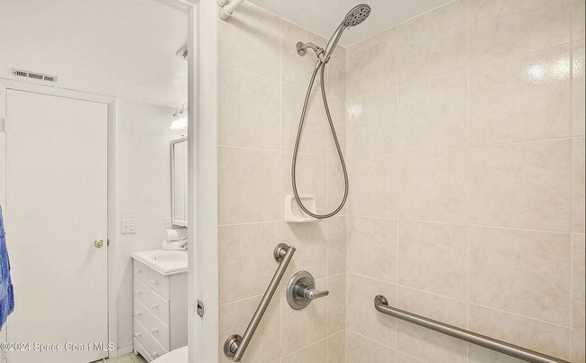 Building Photo - 126 Lancha Cir