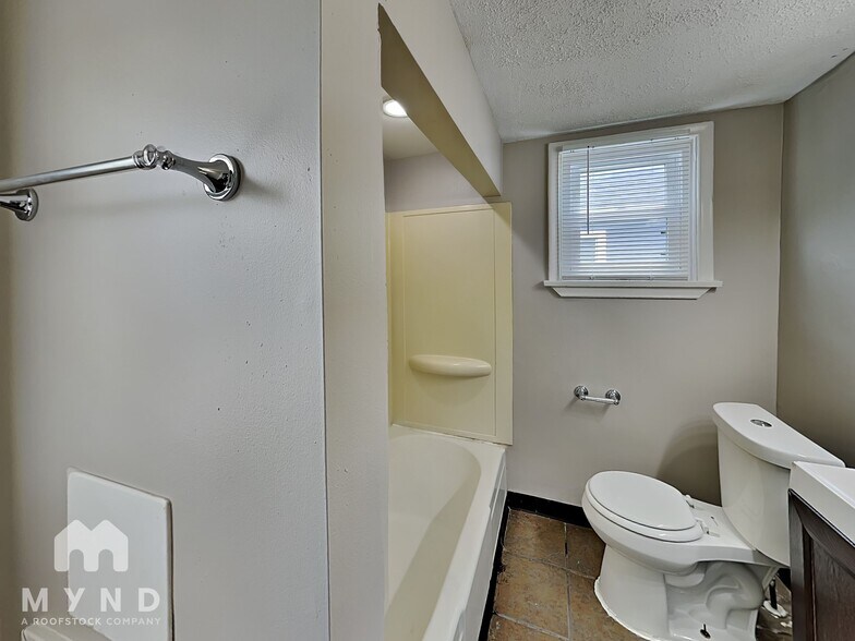 Building Photo - 1082 Lilley Ave