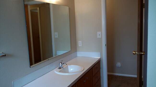 Building Photo - Meridian Manor 3 bedroom/1.5 home with newer carpet and paint!