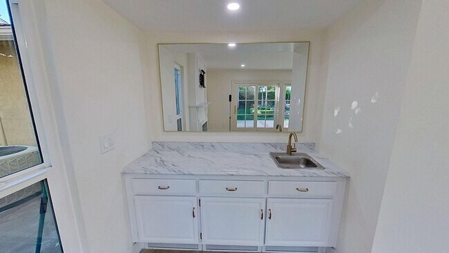 Building Photo - 6232 E Shenandoah Ave