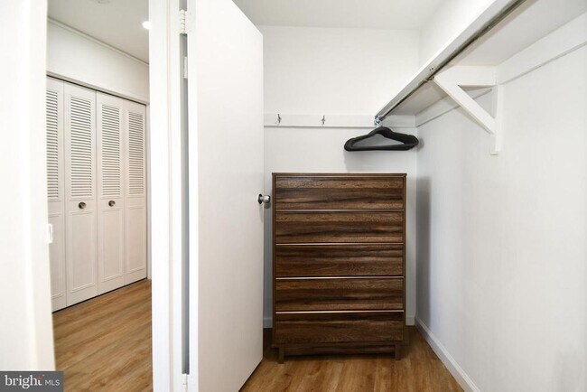 Building Photo - 10201 Grosvenor Pl