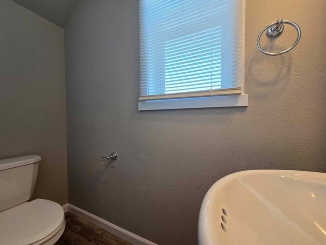 Building Photo - Stunning 3 Bedroom Home In Quincy!