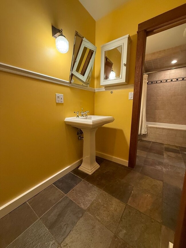 Building Photo - Craftsman home near Downtown Ashland | Ava...