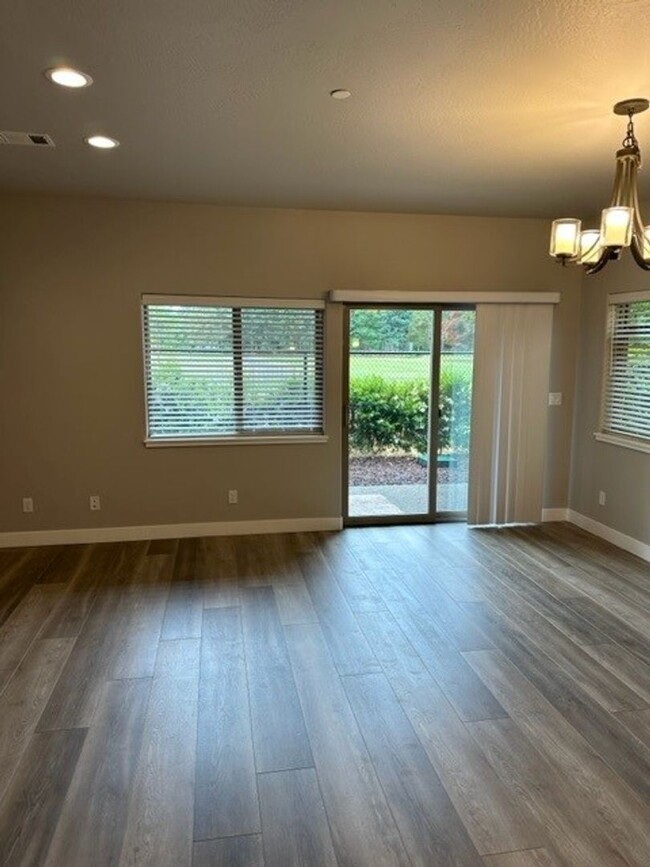 Building Photo - 2 Bedroom 2.5 Bath Townhome in desirable C...