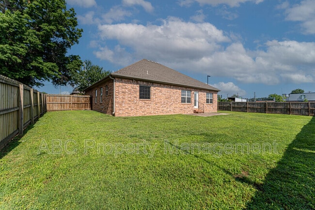 Building Photo - 126 S Angus Ln