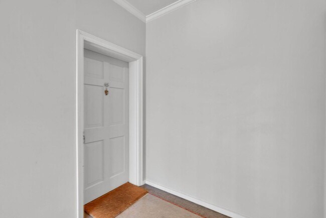 Building Photo - Fully furnished and thoughtfully updated top-floor condo in the heart of Dilworth at desirable My...
