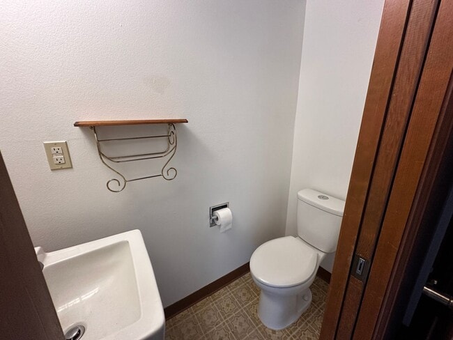 Building Photo - *COMING SOON* 3 Bedroom 2.5 bath Split level house