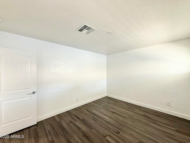 Building Photo - 1202 E Kaler Dr