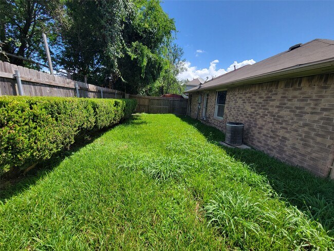 Building Photo - 2034 Village Park Dr